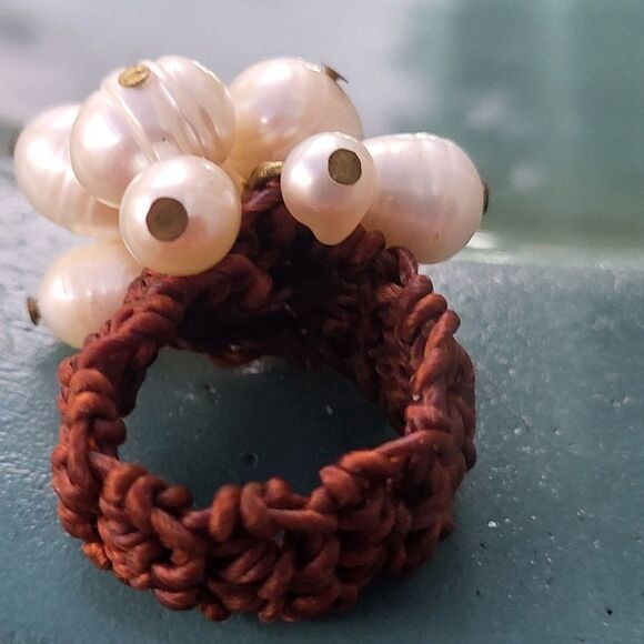 Vintage streatch ring with faux pearls - Picture 1 of 7